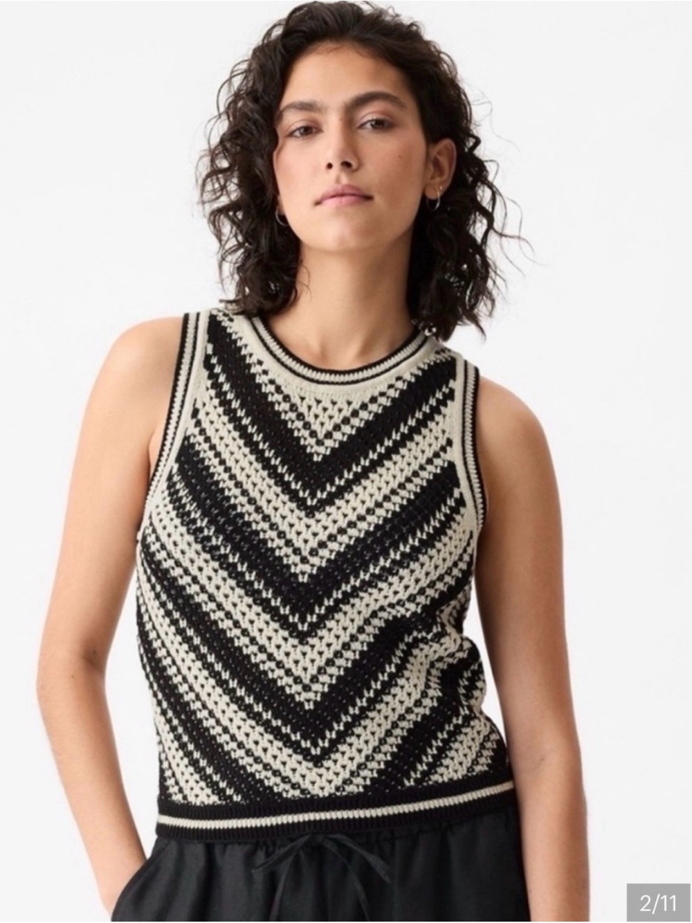 Gap sleeveless chevron knit sweater in black and cream